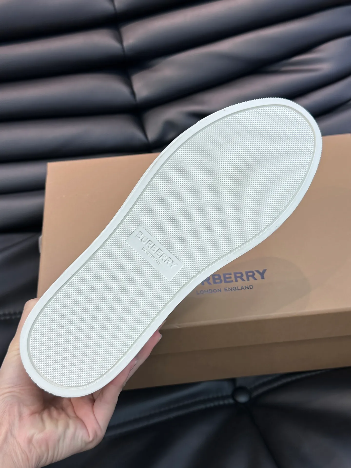 Men's shoes 💰p380 Men's classic low-top sneakers from "burberr*" are reinterpreted with Vintage retro plaid cotton and cowhide materials, and are decorated with a new brand logo. First-layer sheepskin lining, embossed Burberry lettering logo on the heel, T men's shoes 💰pU original outsole! Size: 38-44 (45 46 customized)